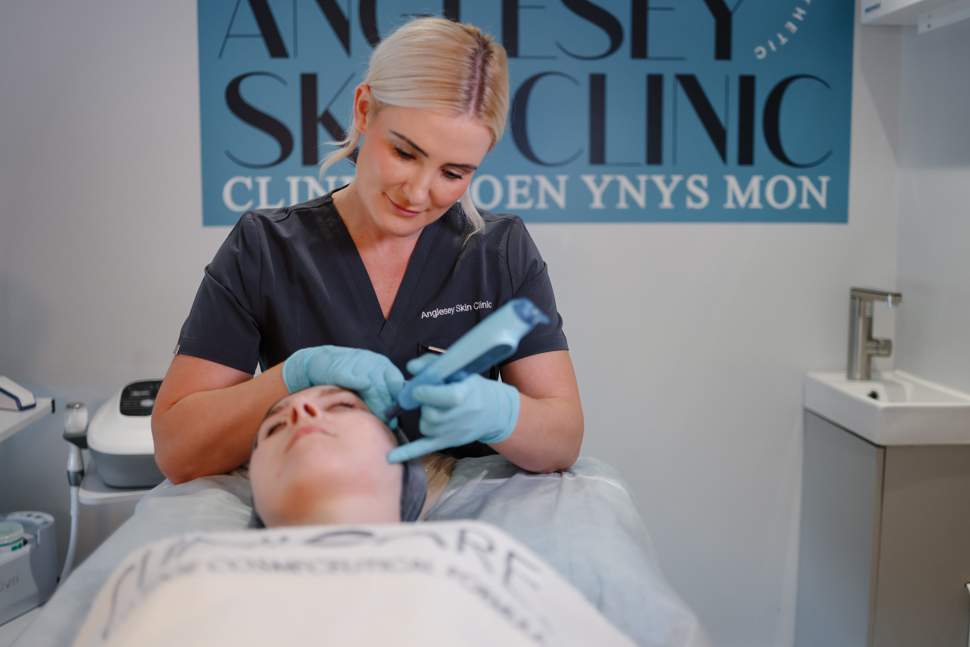 Laura Thomas performing an aesthetic treatment at Anglesey Skin Clinic